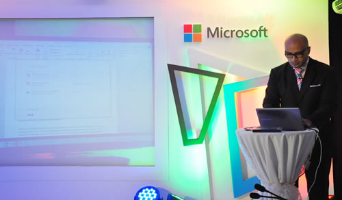 Tovia Va'aelua, Microsoft Office Division Lead, Microsoft Philippines, giving a demo of the new Microsoft Word.
