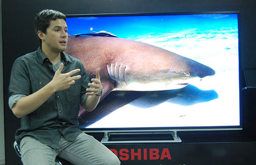 Film director Paul Soriano talks about how vivid the imagery is when viewing on Toshiba's new 4K TVs.