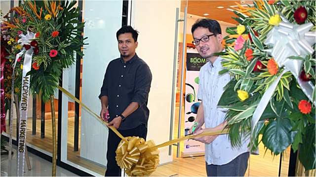 (From Left to Right- Jeffrey Beltran, Switch Operations Manager and Ben Loo, Switch President.)