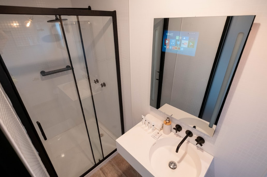 OPPO 5G Hotel - Smart Mirror
